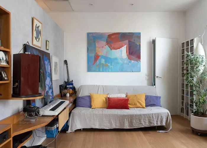 Charming Love Nest In A Pleasant Neighborhood
